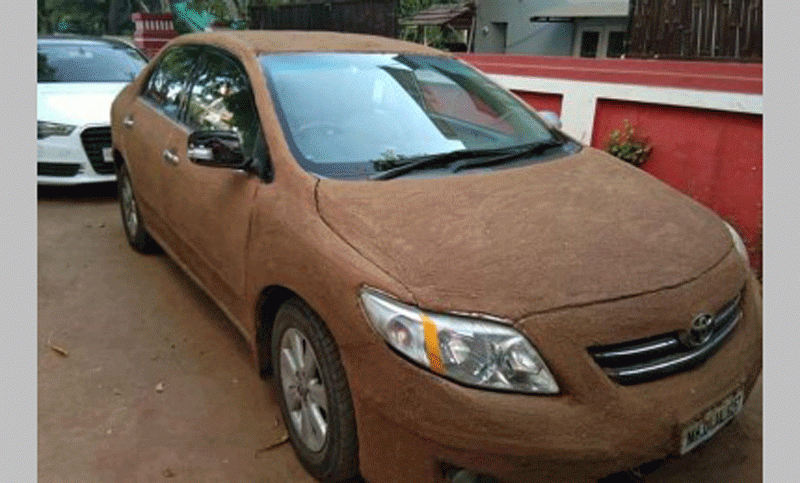 গাড়ি ঠান্ডা রাখতে গোবরের প্রলেপ!